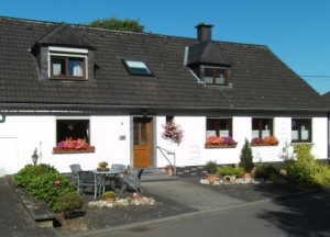 Die Ferienwohnung befindet sich im Erdgeschoss unseres Hauses rechts vom Eingang